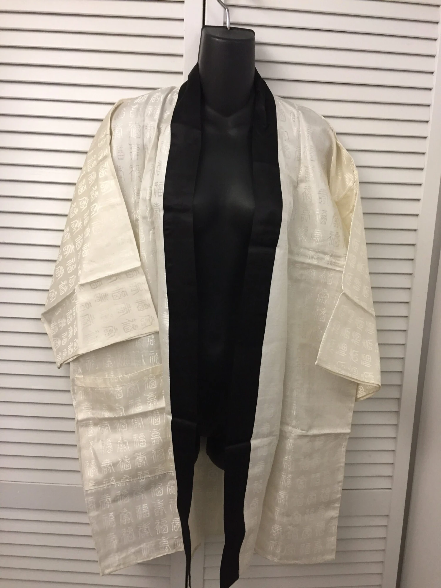 Short Robe Or Jacket Oriental Embossed Pattern In Cream Beige W/ Black Satin Trim Self Belt Side Pocket Never Worn Vintage Oriental Style 2 Short Robe Or Jacket Oriental Embossed Pattern In Cream Beige W/ Black Satin Trim Self Belt Side Pocket Never Worn Vintage Oriental Style - Image 2