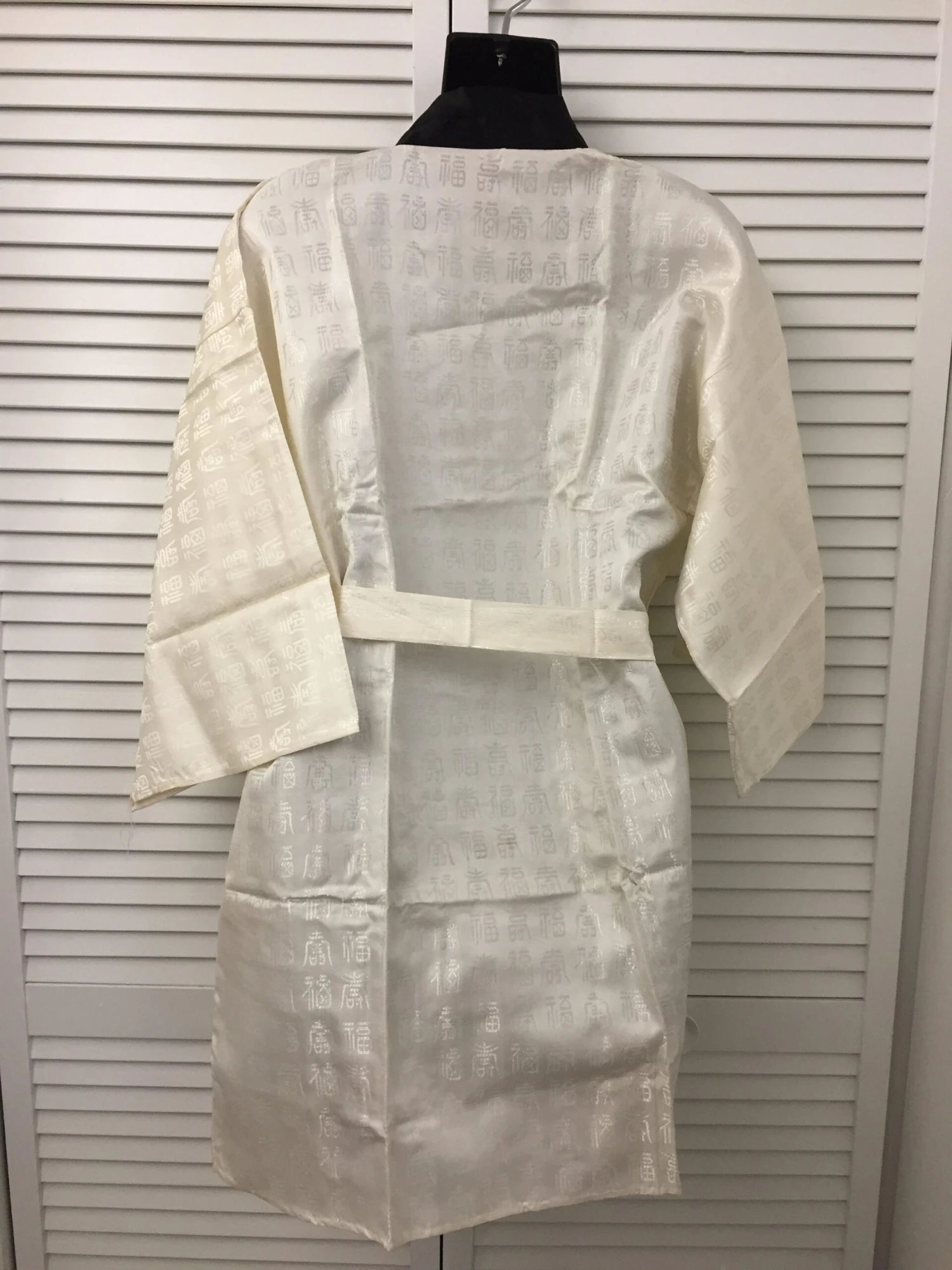 Short Robe Or Jacket Oriental Embossed Pattern In Cream Beige W/ Black Satin Trim Self Belt Side Pocket Never Worn Vintage Oriental Style 7 Short Robe Or Jacket Oriental Embossed Pattern In Cream Beige W/ Black Satin Trim Self Belt Side Pocket Never Worn Vintage Oriental Style - Image 7