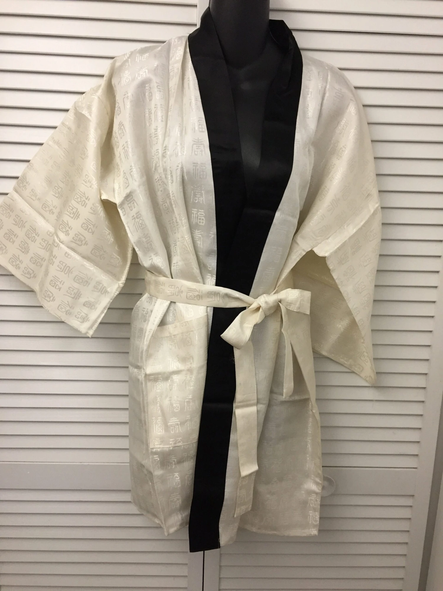 Short Robe Or Jacket Oriental Embossed Pattern In Cream Beige W/ Black Satin Trim Self Belt Side Pocket Never Worn Vintage Oriental Style 1 Short Robe Or Jacket Oriental Embossed Pattern In Cream Beige W/ Black Satin Trim Self Belt Side Pocket Never Worn Vintage Oriental Style